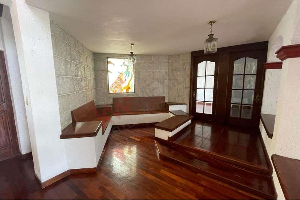 RESIDENCIA EN VENTA! CON ACABADOS DE MADERA Y EN EXCELENTE UBICACIÓN, QUERÉTARO.