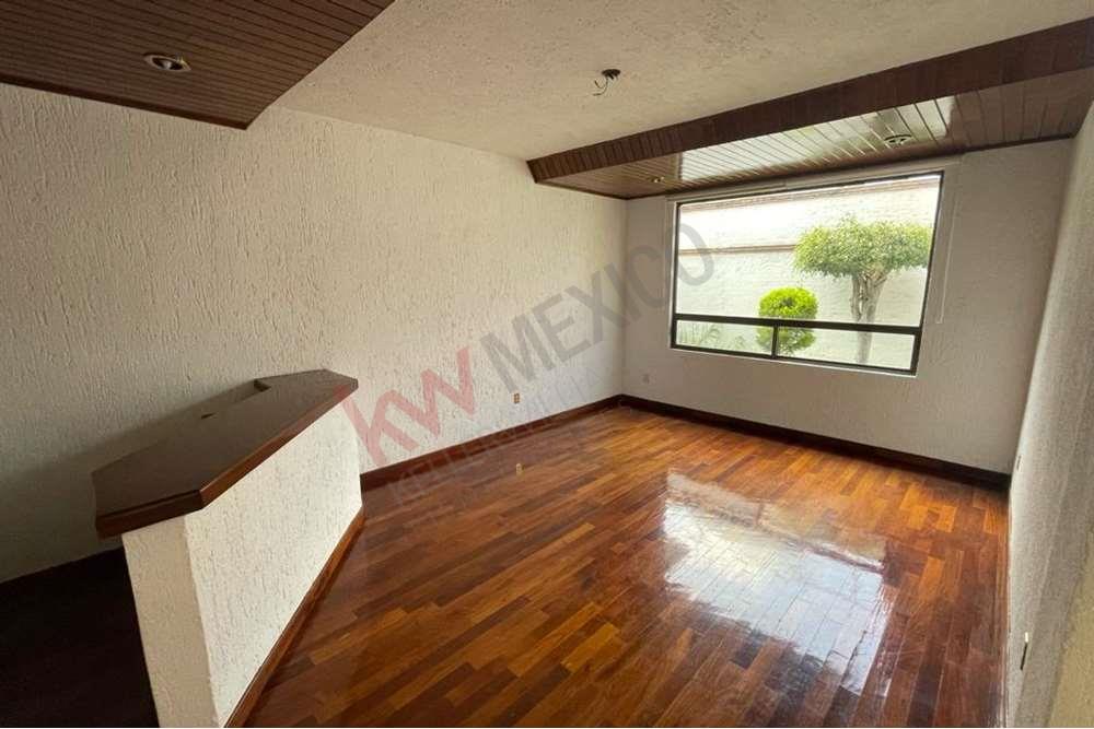 RESIDENCIA EN VENTA! CON ACABADOS DE MADERA Y EN EXCELENTE UBICACIÓN, QUERÉTARO.