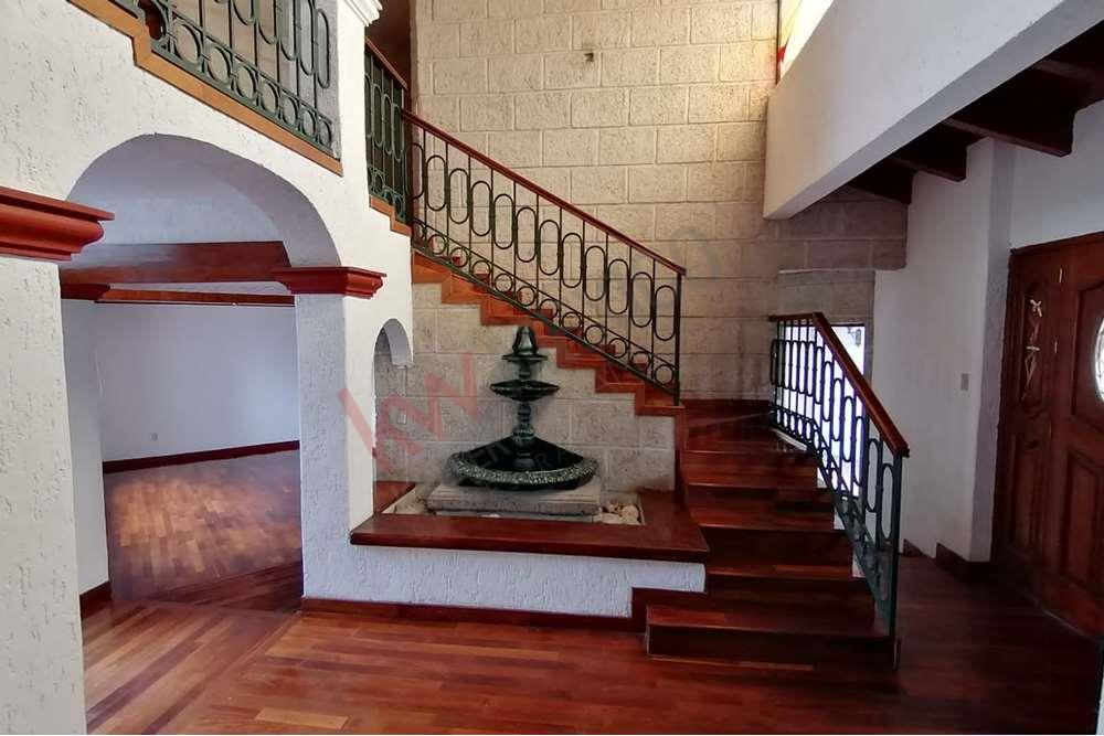 RESIDENCIA EN VENTA! CON ACABADOS DE MADERA Y EN EXCELENTE UBICACIÓN, QUERÉTARO.
