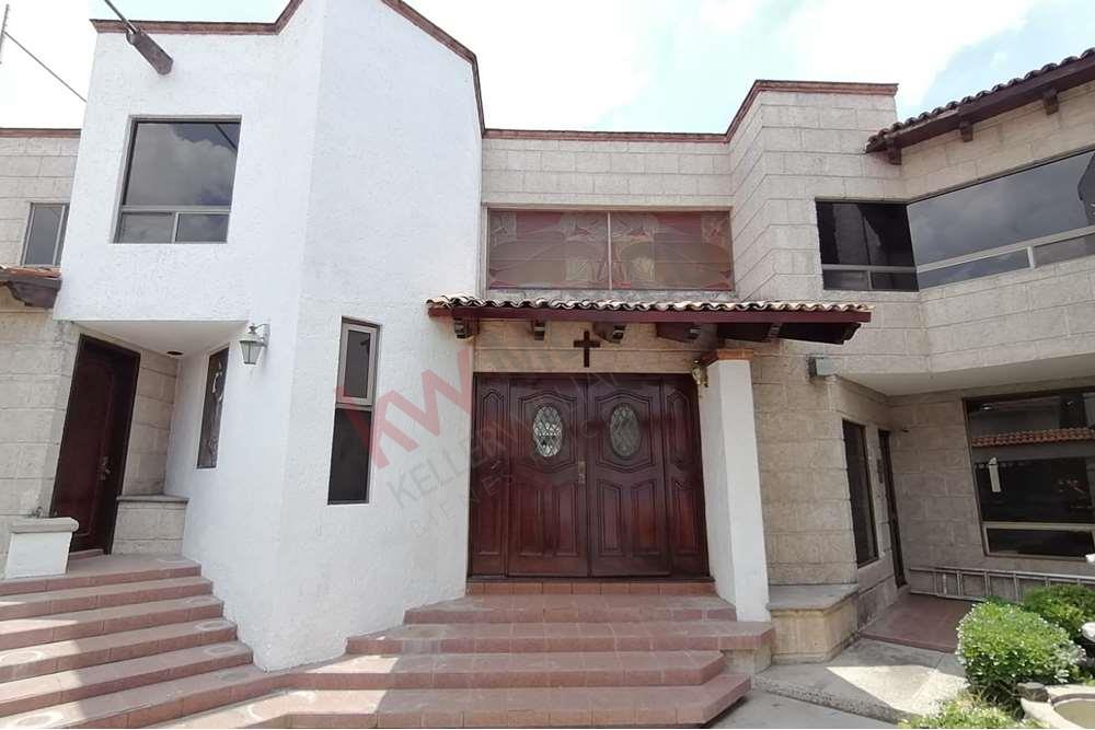 RESIDENCIA EN VENTA! CON ACABADOS DE MADERA Y EN EXCELENTE UBICACIÓN, QUERÉTARO.