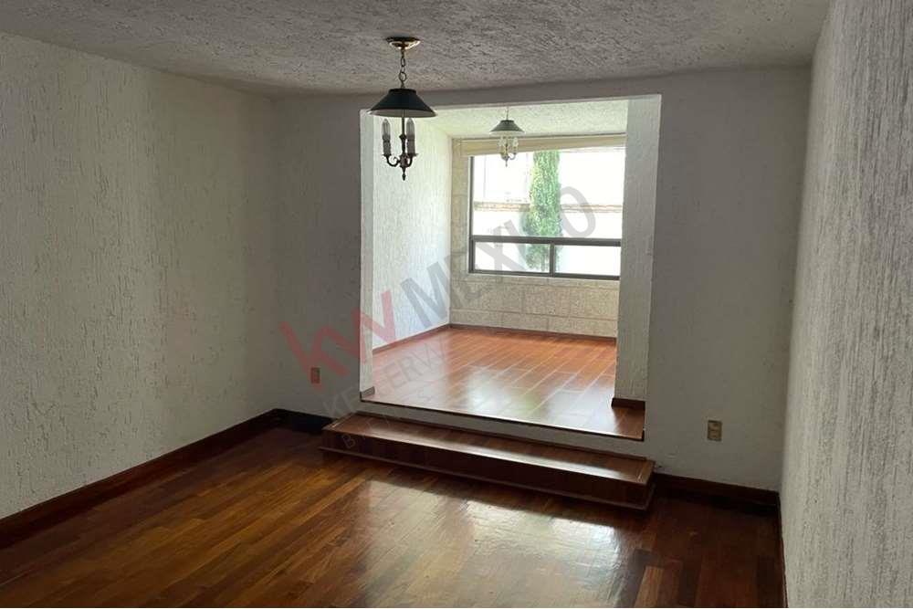 RESIDENCIA EN VENTA! CON ACABADOS DE MADERA Y EN EXCELENTE UBICACIÓN, QUERÉTARO.
