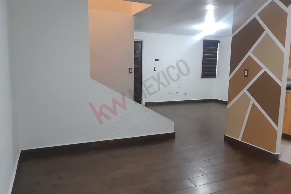 Casa  Cerradas de Anáhuac cerca de Av Sendero, carretera Laredo, Colombia, transporte publico, estación del metro, prepas y UANL