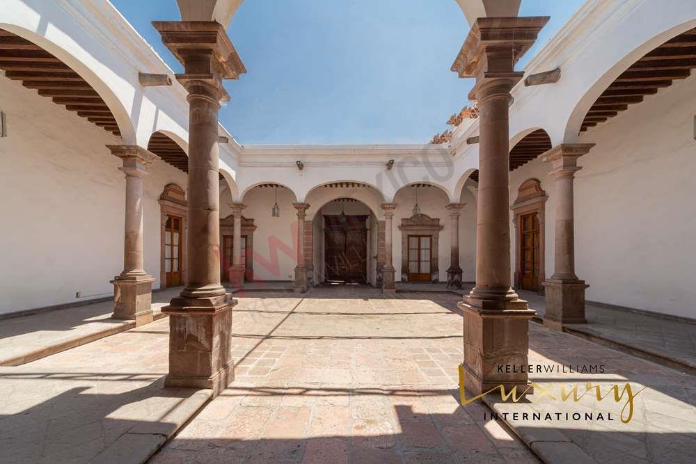 CASA EN VENTA EN EL CENTRO DE QUERETARO, CASONA LLENA DE HISTORIA CON USO  DE SUELO