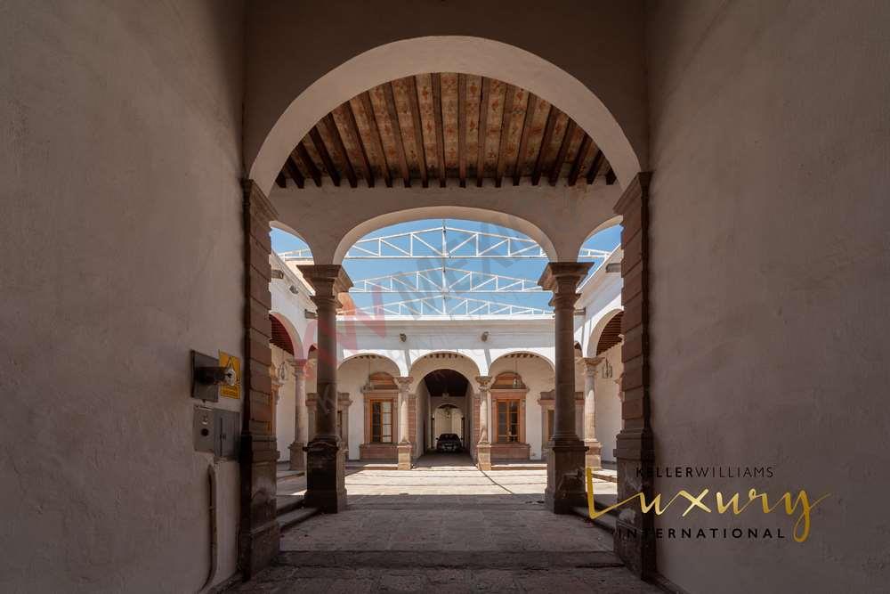 CASA EN VENTA EN EL CENTRO DE QUERETARO, CASONA LLENA DE HISTORIA CON USO  DE SUELO