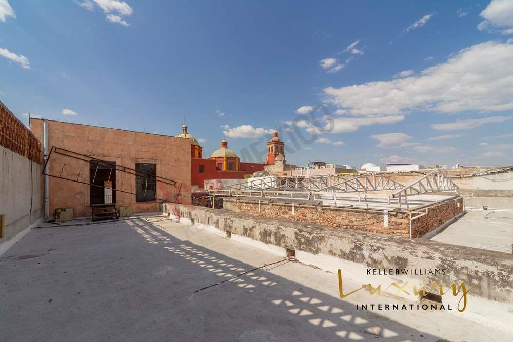 CASA EN VENTA EN EL CENTRO DE QUERETARO, CASONA LLENA DE HISTORIA CON USO  DE SUELO