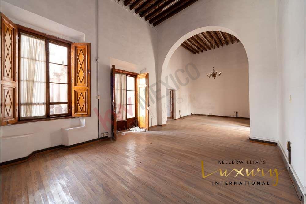 CASA EN VENTA EN EL CENTRO DE QUERETARO, CASONA LLENA DE HISTORIA CON USO  DE SUELO