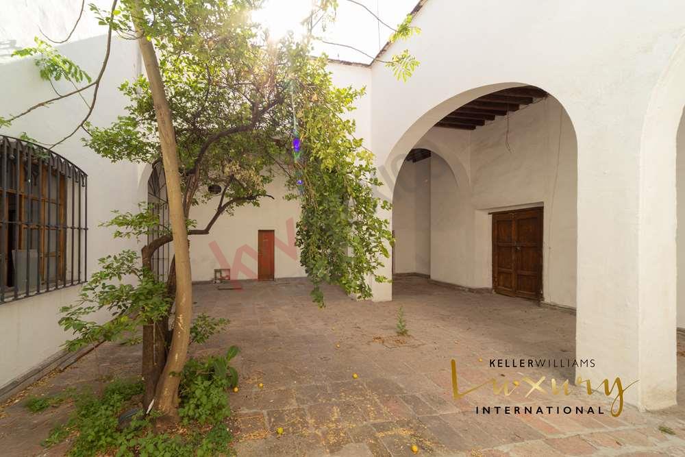 CASA EN VENTA EN EL CENTRO DE QUERETARO, CASONA LLENA DE HISTORIA CON USO  DE SUELO