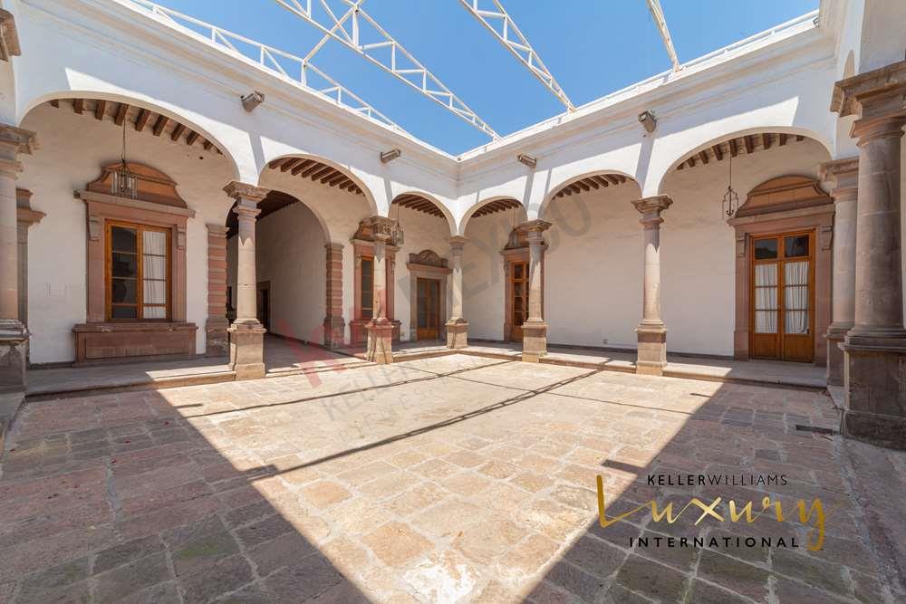 CASA EN VENTA EN EL CENTRO DE QUERETARO, CASONA LLENA DE HISTORIA CON USO  DE SUELO