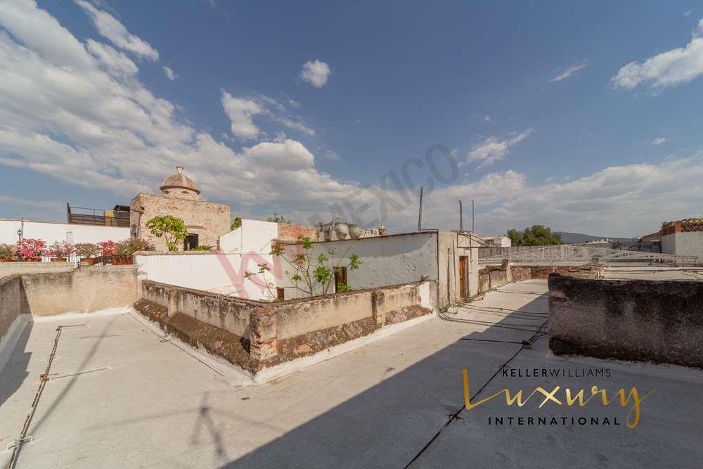 CASA EN VENTA EN EL CENTRO DE QUERETARO, CASONA LLENA DE HISTORIA CON USO  DE SUELO