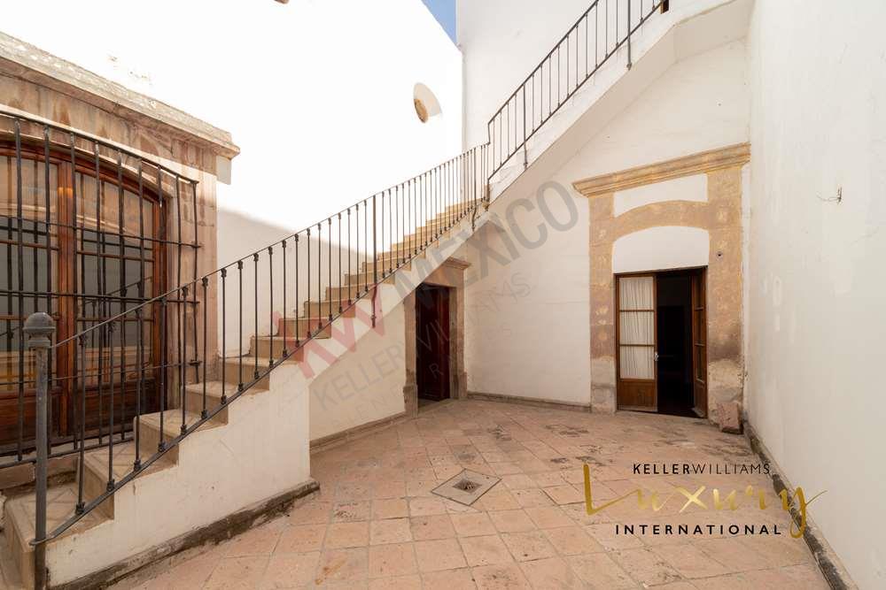 CASA EN VENTA EN EL CENTRO DE QUERETARO, CASONA LLENA DE HISTORIA CON USO  DE SUELO