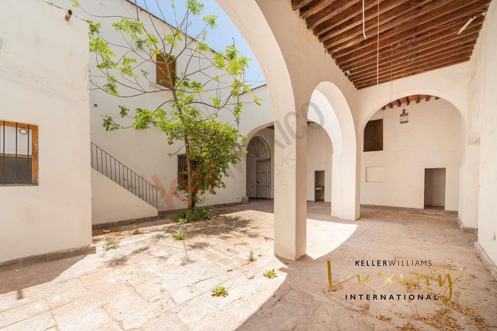 CASA EN VENTA EN EL CENTRO DE QUERETARO, CASONA LLENA DE HISTORIA CON USO  DE SUELO