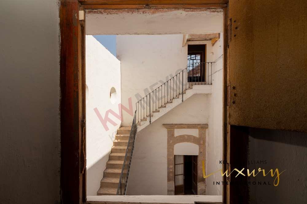 CASA EN VENTA EN EL CENTRO DE QUERETARO, CASONA LLENA DE HISTORIA CON USO  DE SUELO