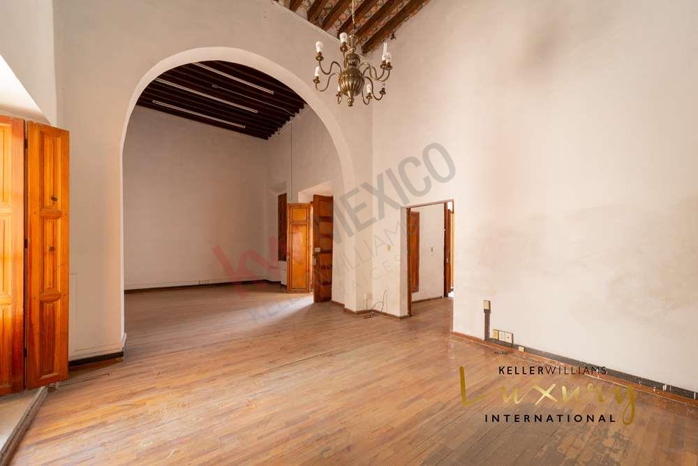 CASA EN VENTA EN EL CENTRO DE QUERETARO, CASONA LLENA DE HISTORIA CON USO  DE SUELO