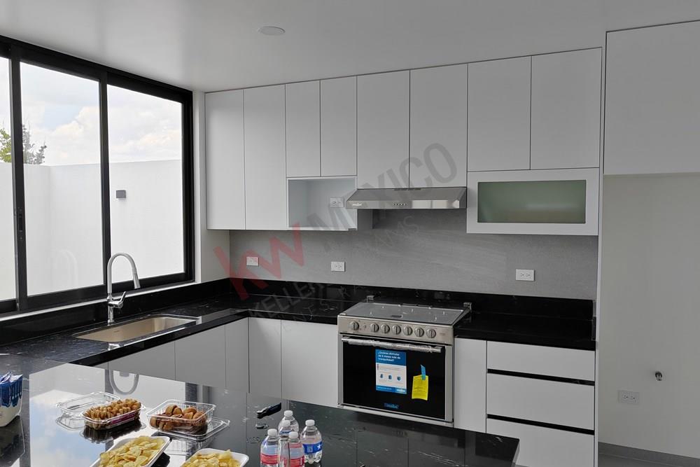 Preciosa casa de autor en venta en Residencial IKaya 75, en el Municipio el Marqués de Querétaro, México.