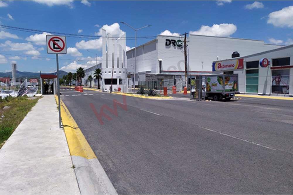 Terreno en venta ubicado en la esquina de la carretera 57 y Libramiento Norponiente. Área: 2,604 m²