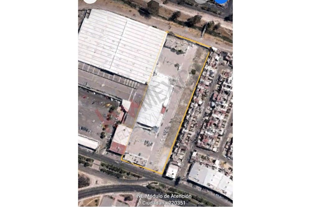 TERRENO COMERCIAL CON CONSTRUCCIÓN Y SERVICIOS A PRECIO DE TERRENO EN AVE DEL SOL EN ZONA COMERCIAL, CON DOS FRENTES Y EN PROLONGACIÓN BERNARDO QUINTANA QUERÉTARO, ESCRITURADO