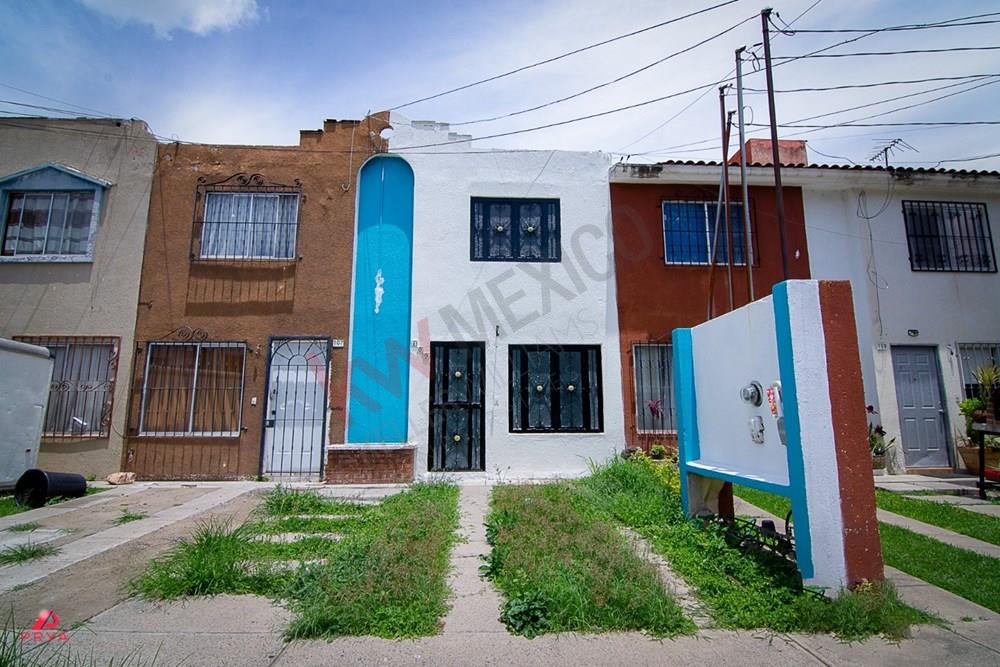 VENDO CASA EN REAL DE VALDEPEÑAS, EN ZAPOPAN, JALISCO.