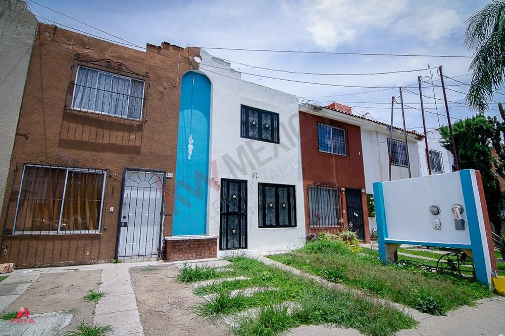 VENDO CASA EN REAL DE VALDEPEÑAS, EN ZAPOPAN, JALISCO.
