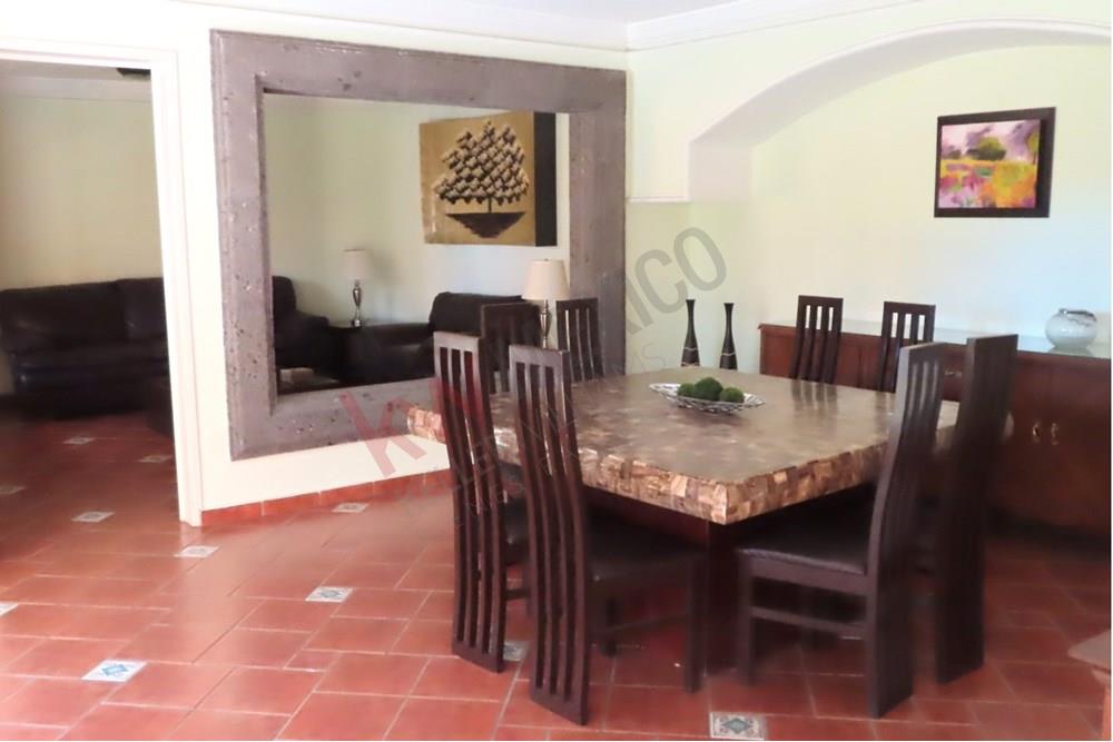 CÉNTRICA CASA CON HERMOSO JARDÍN FRONTAL, A UN PASO DEL CENTRO HISTÓRICO