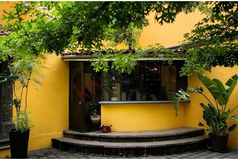 CÉNTRICA CASA CON HERMOSO JARDÍN FRONTAL, A UN PASO DEL CENTRO HISTÓRICO