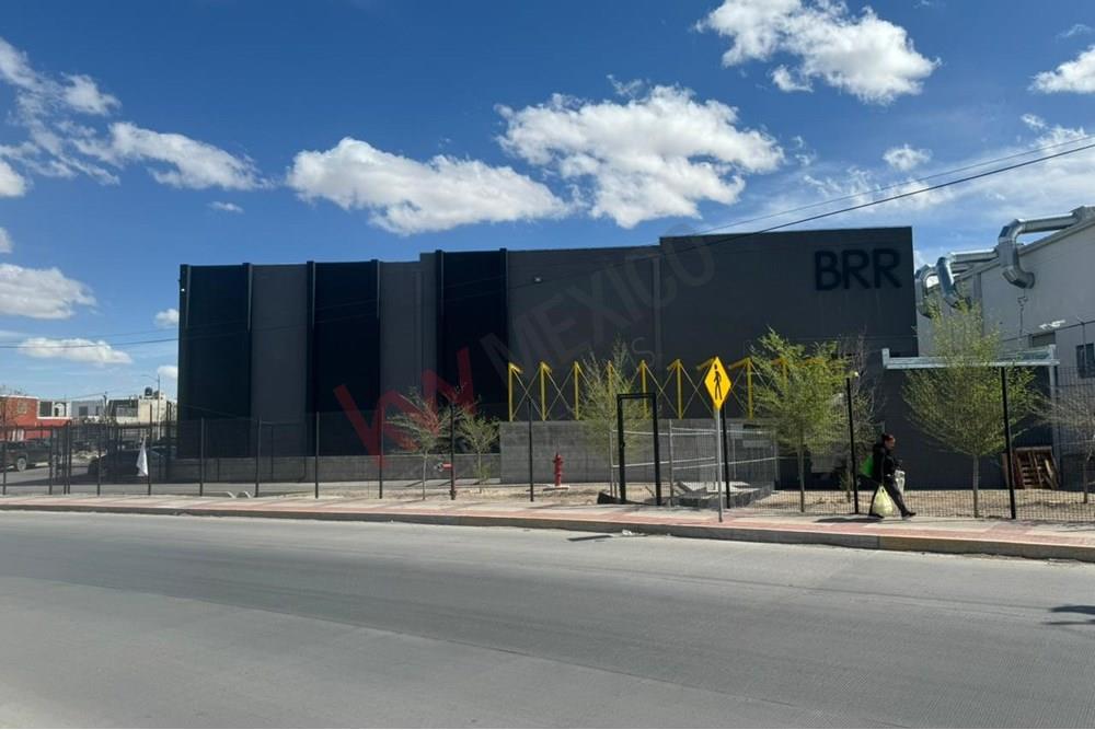 BODEGA EN RENTA EN AV. RAMON RAYON CERCA DE ZONA INDUSTRIAL  EN COMPLEJO CON SEGURIDAD Y ANDEN COMPARTIDO