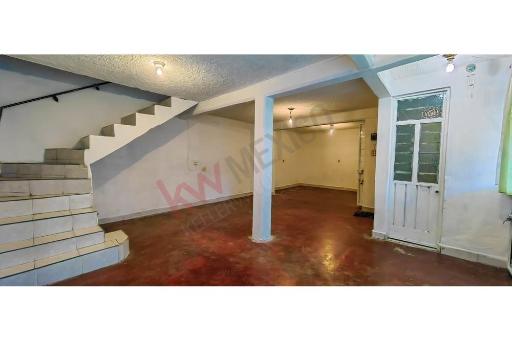 Casa en Renta Col. Agua Azul C Nezahualcoyotl, de dos pisos | 53m2 de Terreno y 188m2 de Construcción, con 3 Recámaras, 2 Baños completos 1 estacionamiento