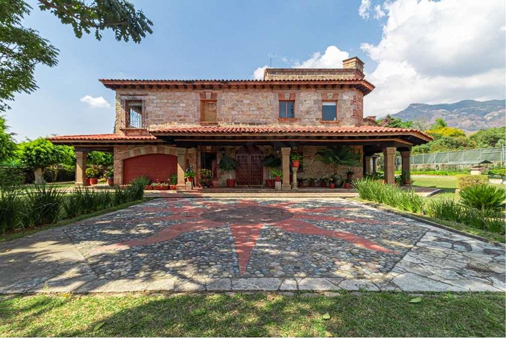 Casa con jardín y alberca en venta en Valle de Atongo, Tepoztlan