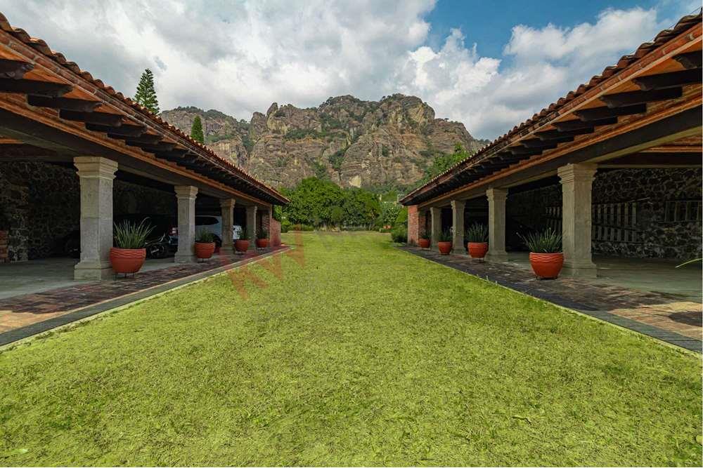 Casa con jardín y alberca en venta en Valle de Atongo, Tepoztlan
