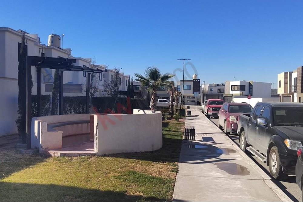 RENTA DE CASA EN EXCELENTE UBICACIÓN AMUEBLADA MUY CERCA DEL PUENTE ZARAGOZA CON CASA CLUB Y GIMNASIO!!!