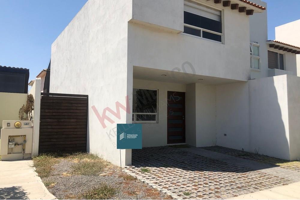 Casa en el fraccionamiento SENDA REAL coto Taurus frente a la alberca y en esquina