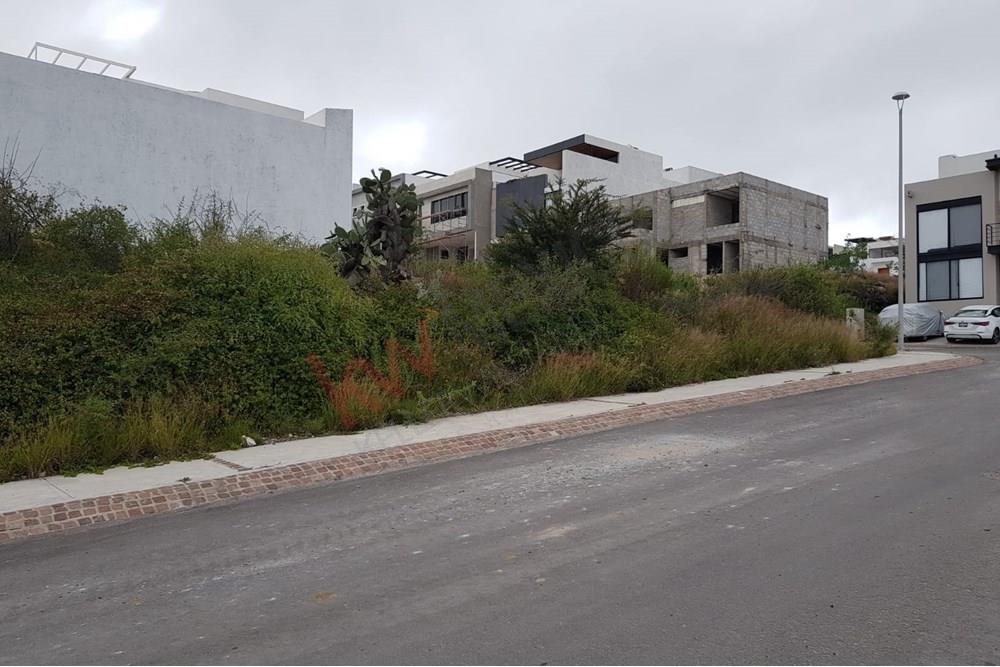 TERRENO EN ESQUINA DENTRO DE ZIBATA EN PRIVADA JADE NORTE