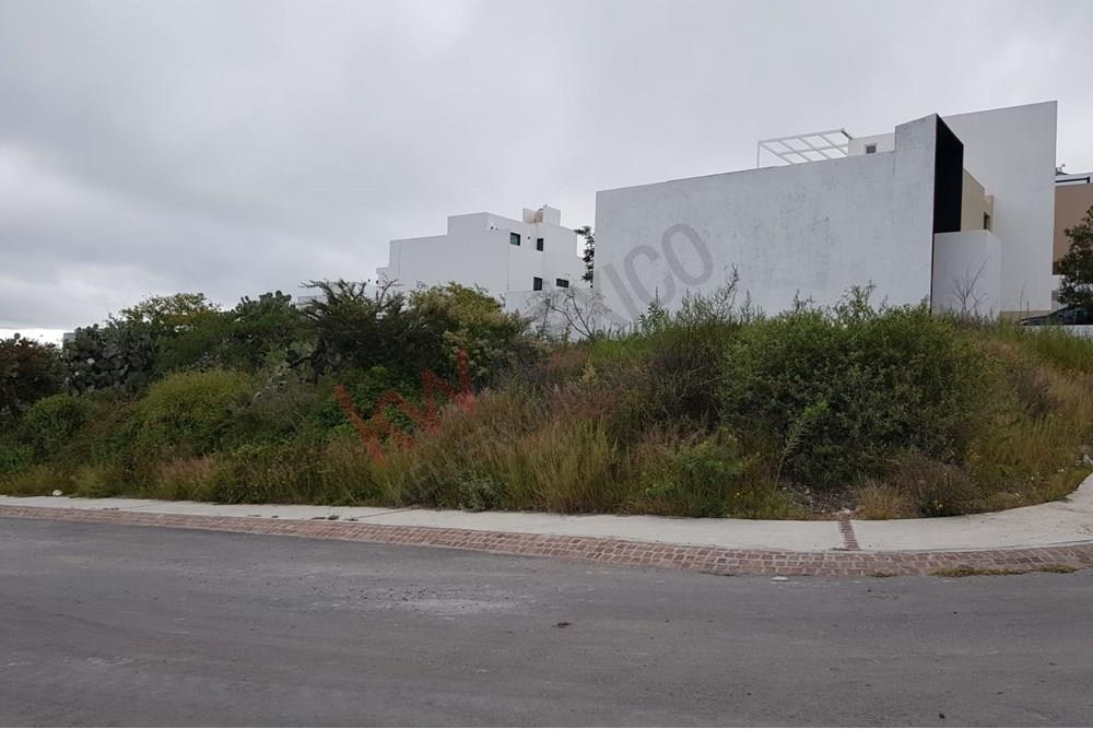 TERRENO EN ESQUINA DENTRO DE ZIBATA EN PRIVADA JADE NORTE