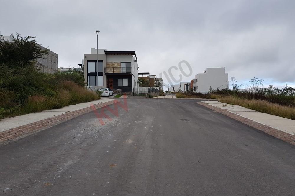 TERRENO EN ESQUINA DENTRO DE ZIBATA EN PRIVADA JADE NORTE