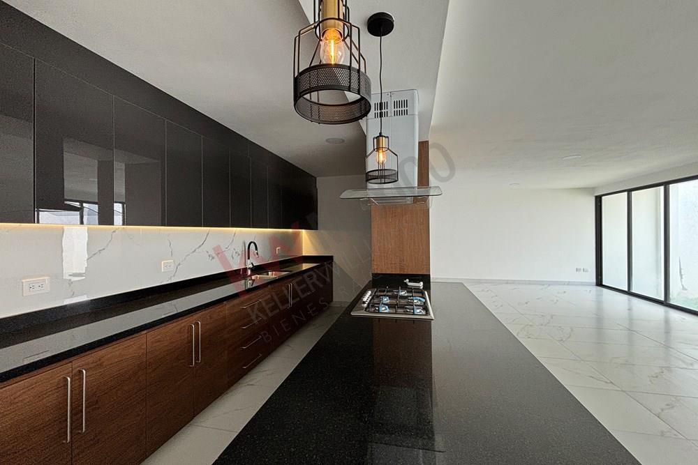 CASA NUEVA DE 4 RECAMARAS CON 4 BAÑOS ACABADOS DE LUJO, DISEÑO MODERNISTA CON AMPLIOS ESPACIOS Y VENTANALES GRANDES, MAGNIFICA ILUMINACION