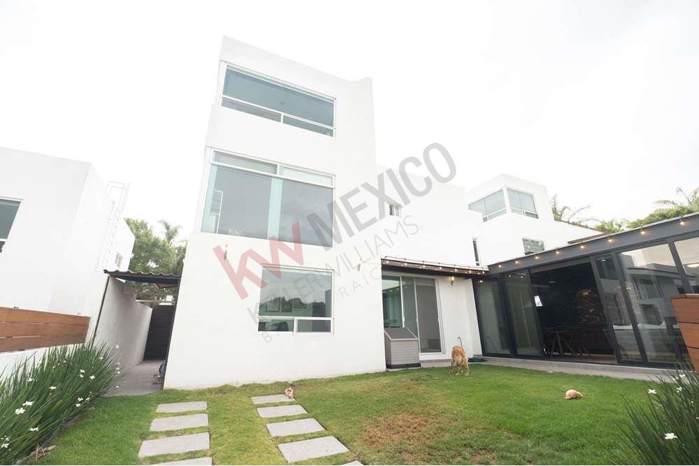 Casa en renta de 4 habitaciones con Roof Garden y Terraza con asador en Vista Real Corregidora, Querétaro.