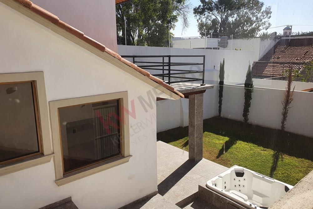 Residencia de un piso en Renta Villas del Mesón Juriquilla con Loft independiente.