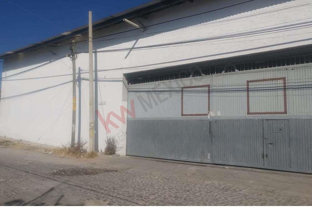 Bodega en  venta  de  1300 m2  en  Miranda (Conin) por la entrada de Queretaro