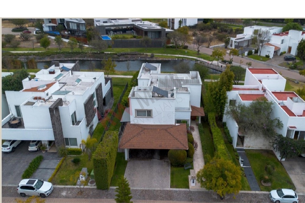 EXCLUSIVA, LUJOSA Y COMODA CASA EN FRACCIONAMIENTO EL CAMPANARIO