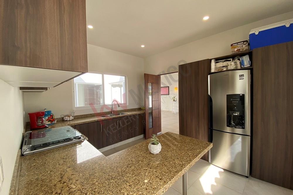 Exclusiva Residencia de Una Planta a 5 Minutos de Zibatá con vistas al Jardín y privacidad total, un hogar frente área verde y con amenidades en Querétaro