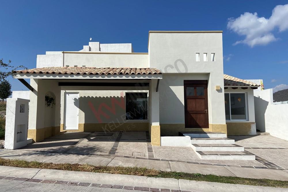 Exclusiva Residencia de Una Planta a 5 Minutos de Zibatá con vistas al Jardín y privacidad total, un hogar frente área verde y con amenidades en Querétaro