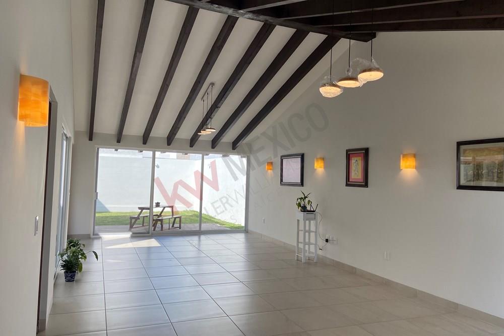 Exclusiva Residencia de Una Planta a 5 Minutos de Zibatá con vistas al Jardín y privacidad total, un hogar frente área verde y con amenidades en Querétaro