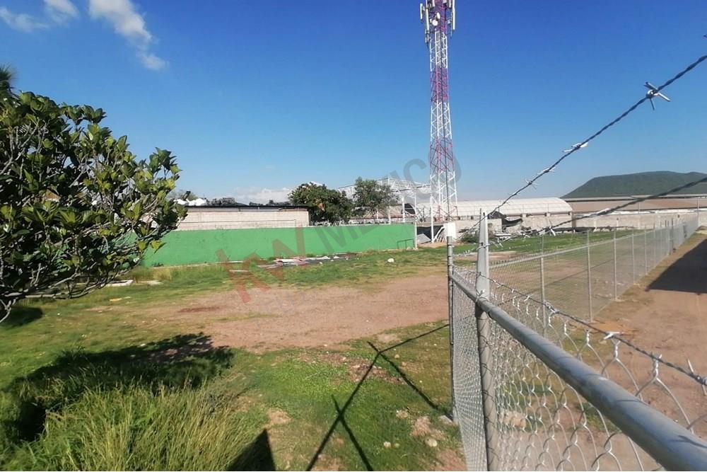 Terreno en renta tipo yarda en avenida principal cerca del mercado de