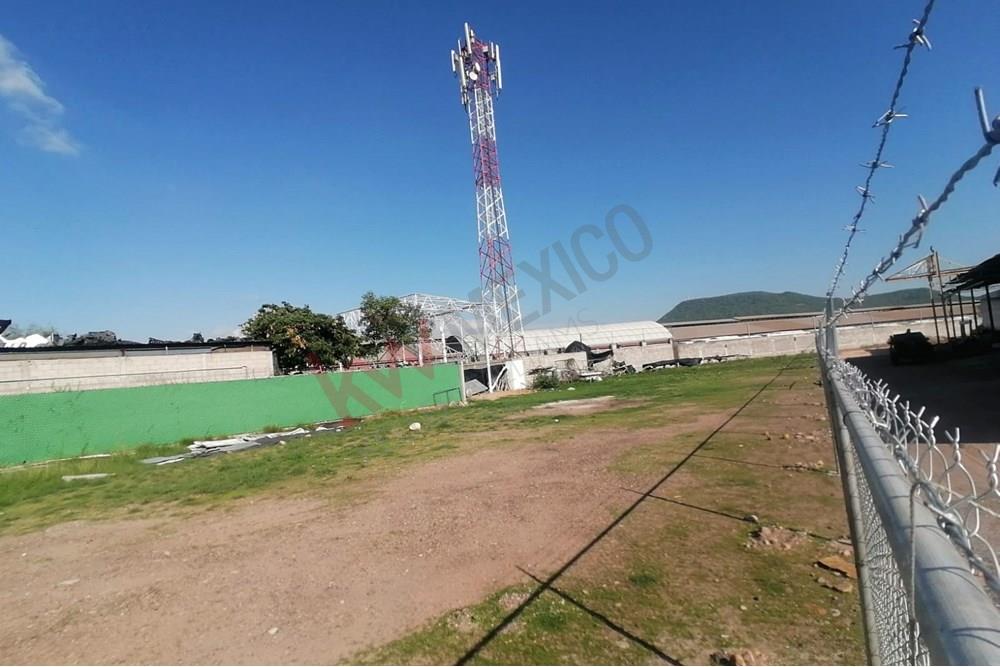 Terreno en renta tipo yarda en avenida principal cerca del mercado de