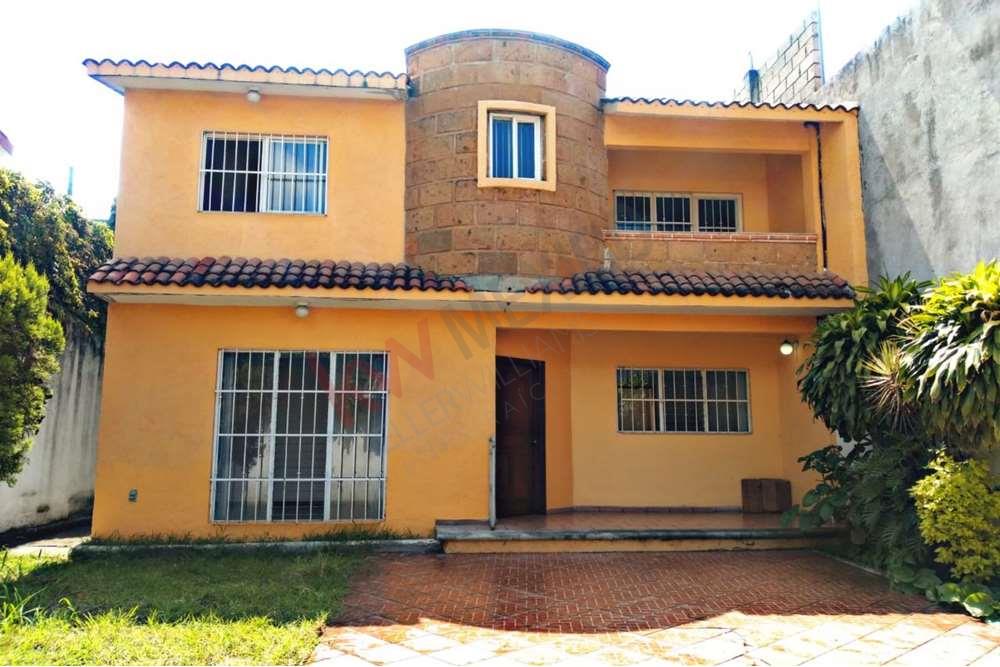 Casa en venta en Col. Tulipanes, Cuernavaca.
