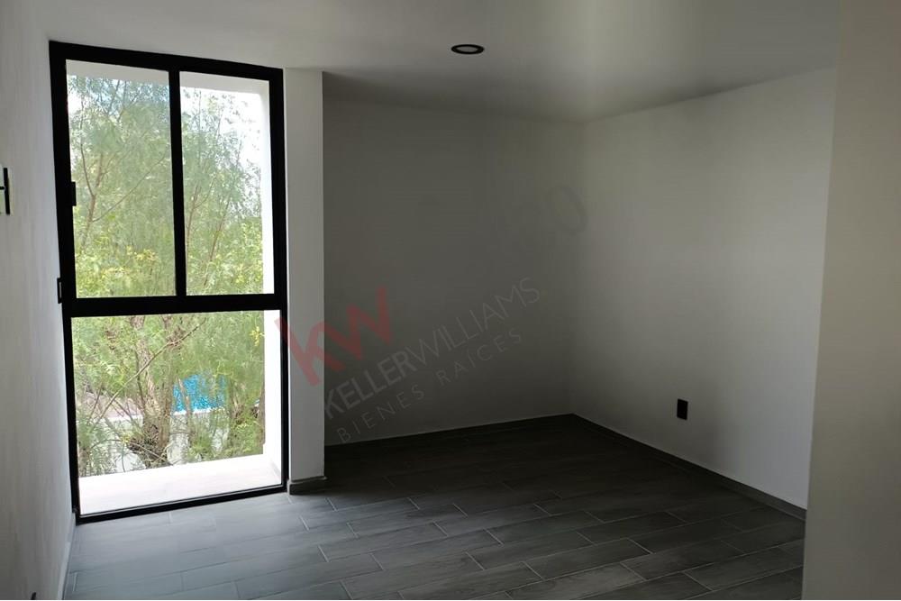 Casa de Autor en calle abierta, excelentes espacios y amplia área verde