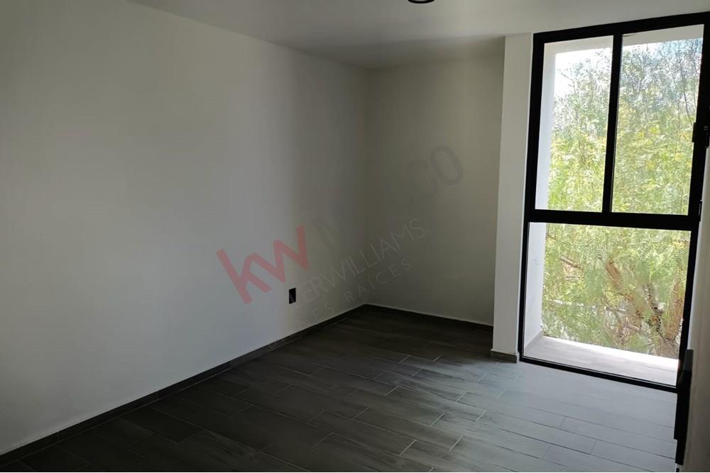 Casa de Autor en calle abierta, excelentes espacios y amplia área verde