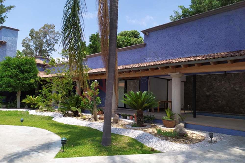 Casa tipo hacienda en Jurica Querétaro, proyecto de José Luis Becerra con  950 m² de construcción