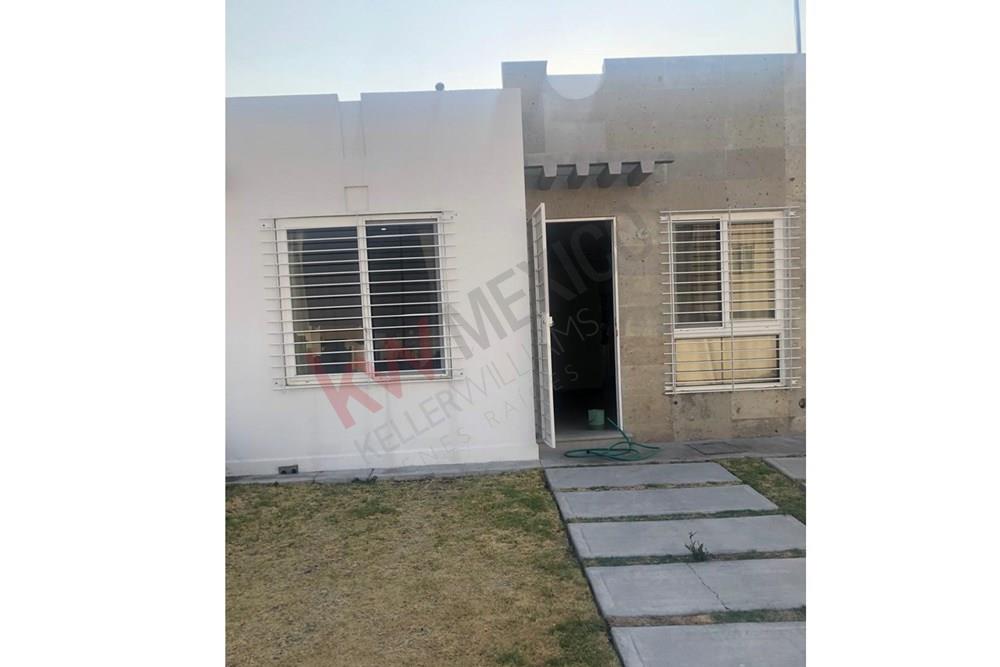 Casa en RENTA de una planta Los Encinos EL Marques $6,200