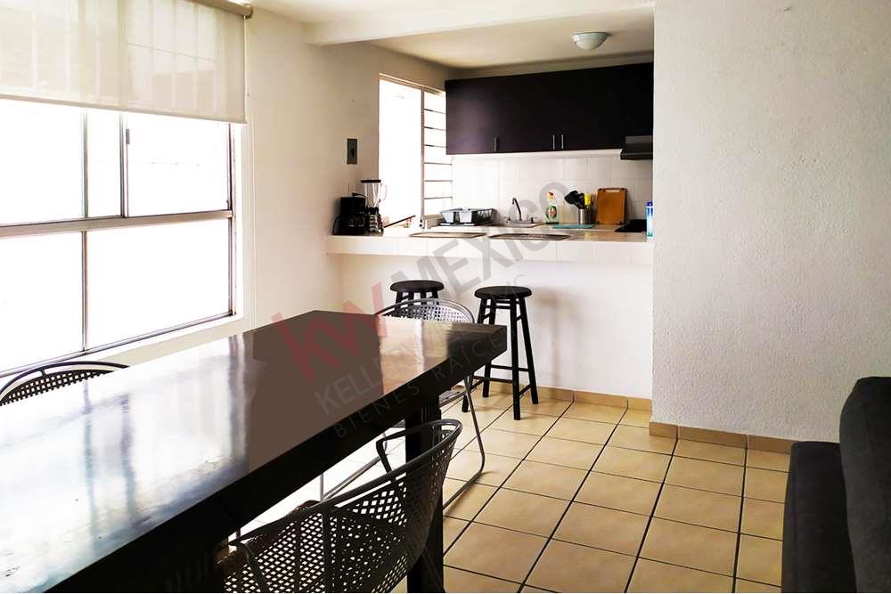 Departamento dúplex amueblado en renta. A solo 2 km del Tec de Monterrey, muy céntrico.