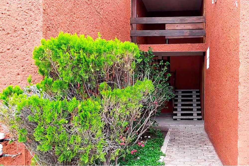 Departamento dúplex amueblado en renta. A solo 2 km del Tec de Monterrey, muy céntrico.